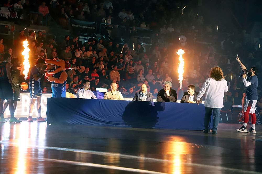 Smith machaca el aro recogiendo el balón sobre una niña subida a los hombros de un jugador