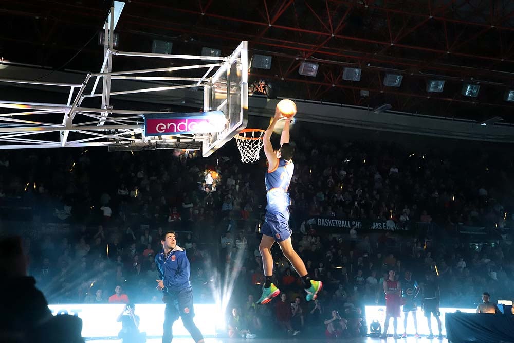 Smith machaca el aro recogiendo el balón sobre una niña subida a los hombros de un jugador