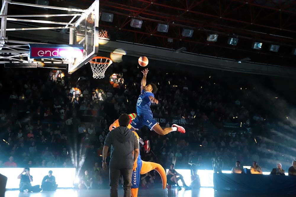 Smith machaca el aro recogiendo el balón sobre una niña subida a los hombros de un jugador