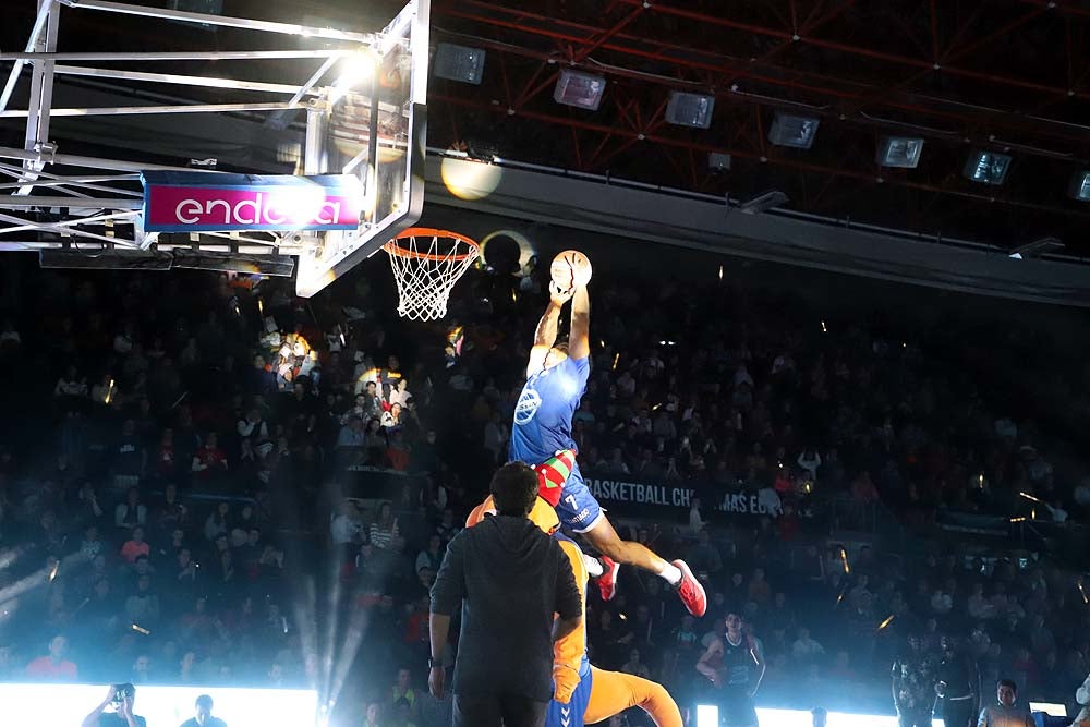 Smith machaca el aro recogiendo el balón sobre una niña subida a los hombros de un jugador