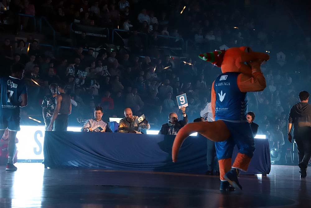 Smith machaca el aro recogiendo el balón sobre una niña subida a los hombros de un jugador