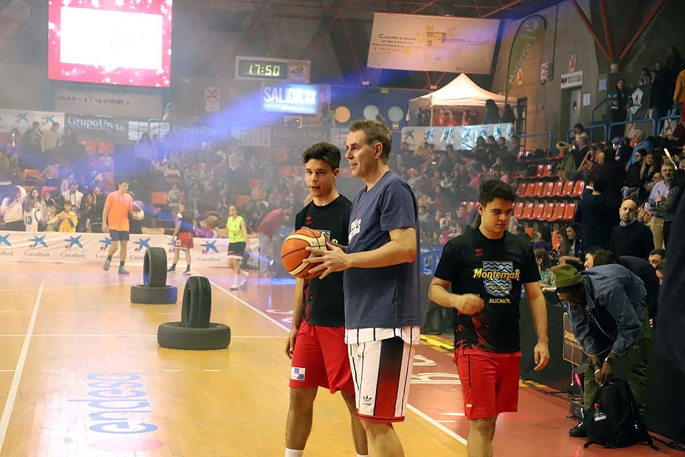 Smith machaca el aro recogiendo el balón sobre una niña subida a los hombros de un jugador