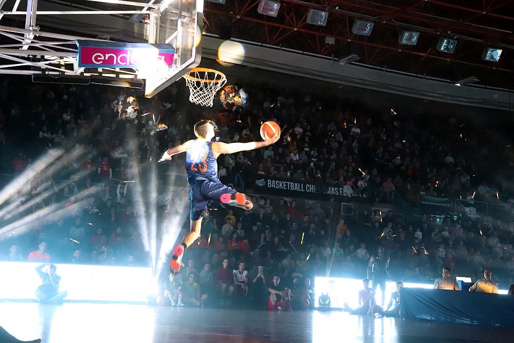 Smith machaca el aro recogiendo el balón sobre una niña subida a los hombros de un jugador