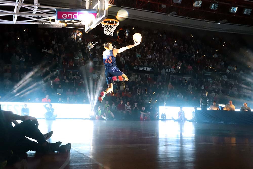 Smith machaca el aro recogiendo el balón sobre una niña subida a los hombros de un jugador