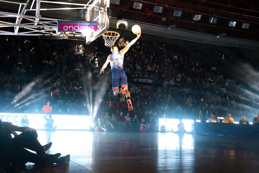 Smith machaca el aro recogiendo el balón sobre una niña subida a los hombros de un jugador