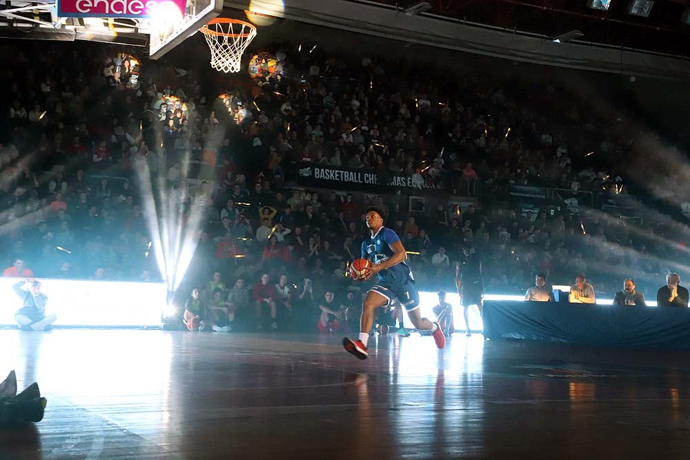 Smith machaca el aro recogiendo el balón sobre una niña subida a los hombros de un jugador