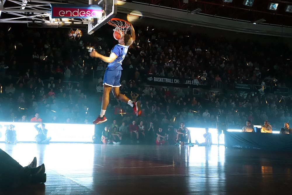 Smith machaca el aro recogiendo el balón sobre una niña subida a los hombros de un jugador