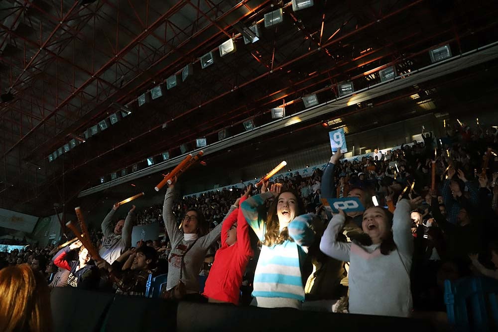 Smith machaca el aro recogiendo el balón sobre una niña subida a los hombros de un jugador