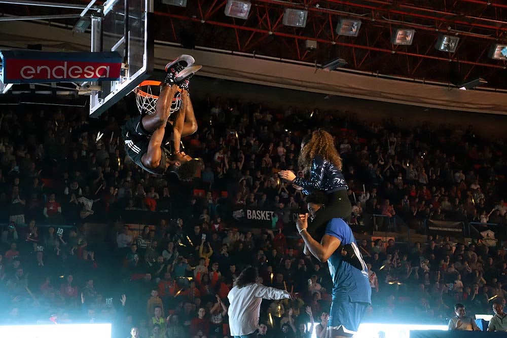 Smith machaca el aro recogiendo el balón sobre una niña subida a los hombros de un jugador