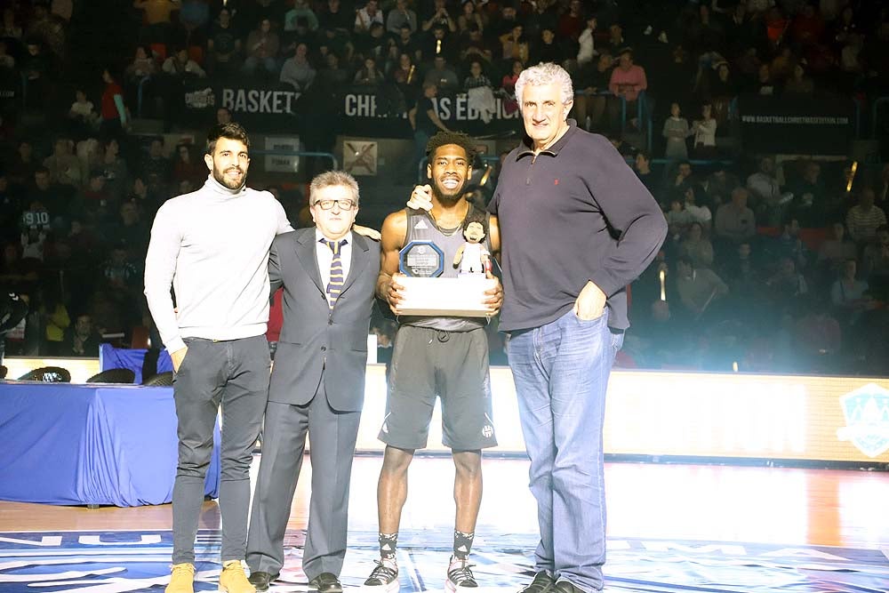 Smith machaca el aro recogiendo el balón sobre una niña subida a los hombros de un jugador