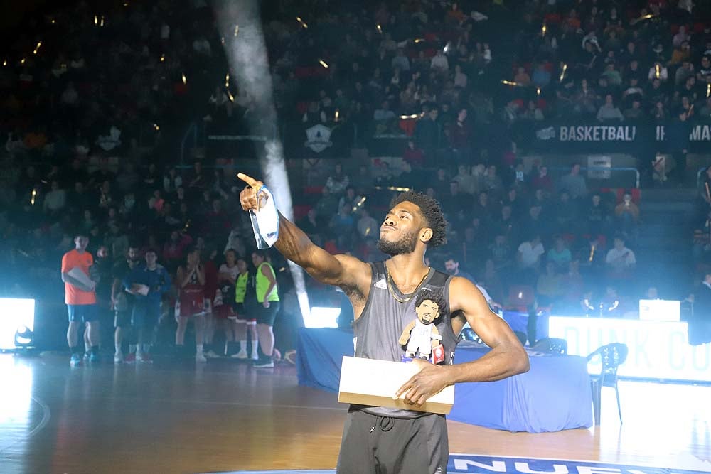 Smith machaca el aro recogiendo el balón sobre una niña subida a los hombros de un jugador