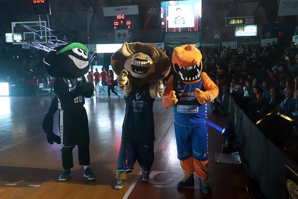 Smith machaca el aro recogiendo el balón sobre una niña subida a los hombros de un jugador