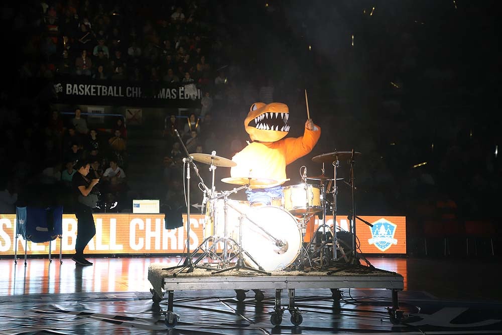 Smith machaca el aro recogiendo el balón sobre una niña subida a los hombros de un jugador
