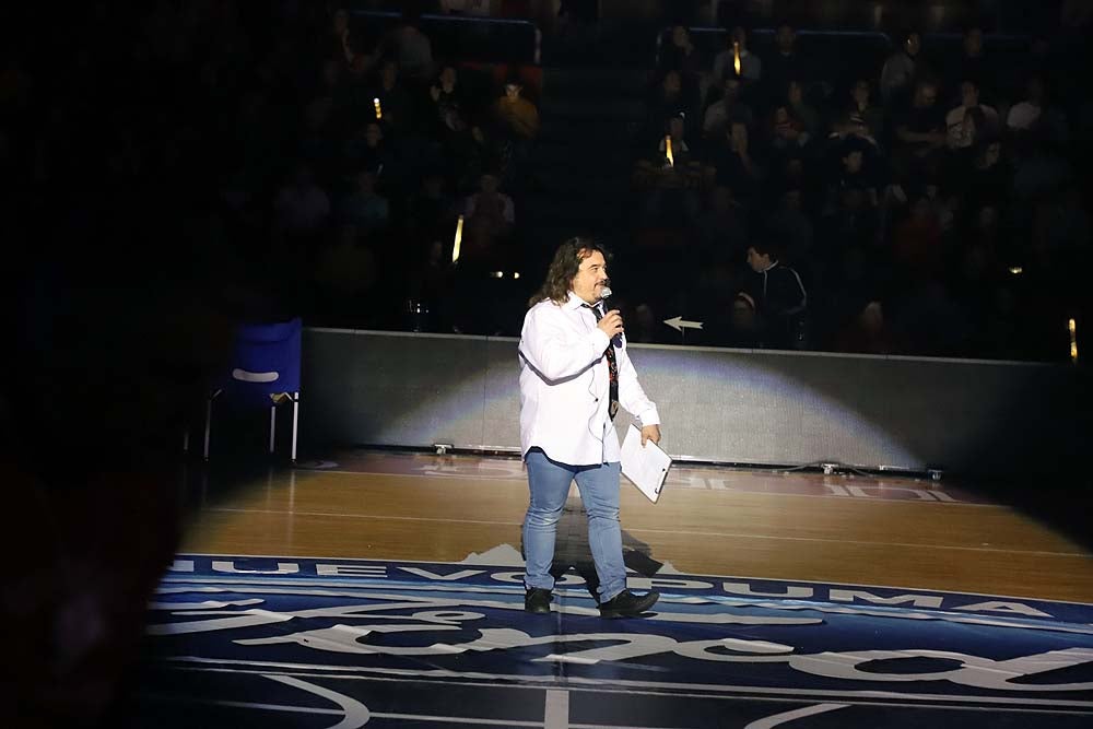 Smith machaca el aro recogiendo el balón sobre una niña subida a los hombros de un jugador