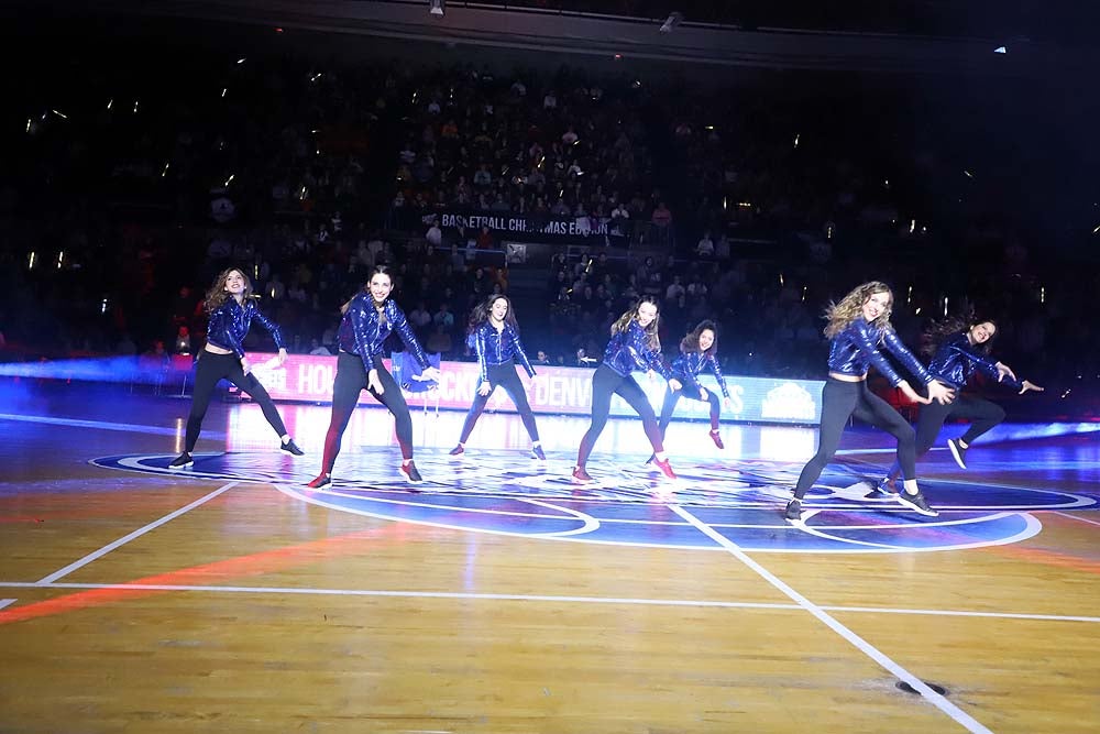 Smith machaca el aro recogiendo el balón sobre una niña subida a los hombros de un jugador