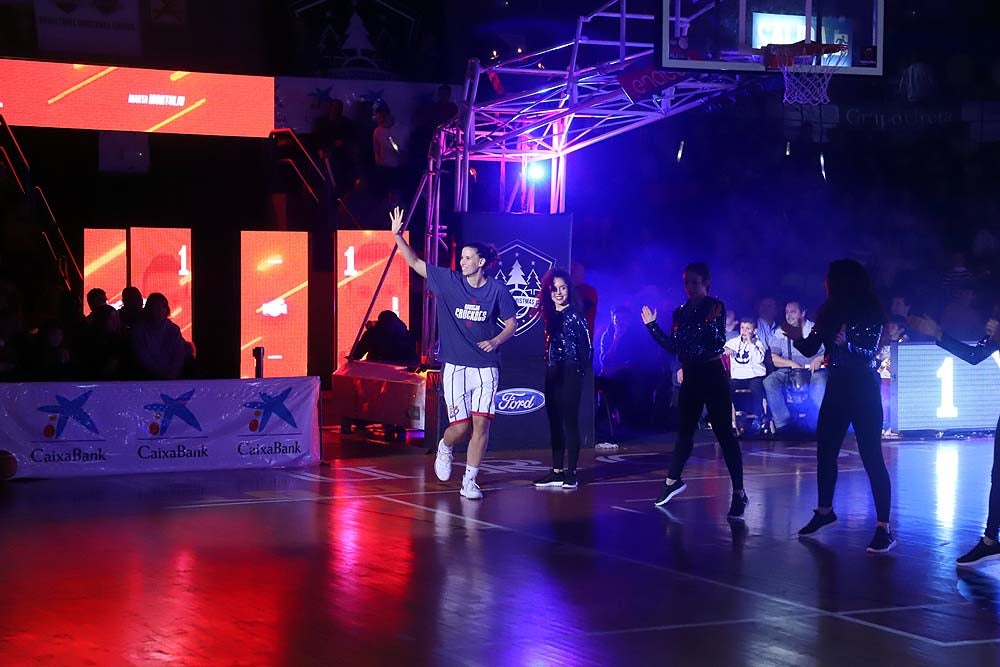 Smith machaca el aro recogiendo el balón sobre una niña subida a los hombros de un jugador