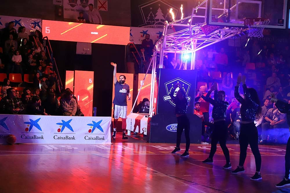 Smith machaca el aro recogiendo el balón sobre una niña subida a los hombros de un jugador