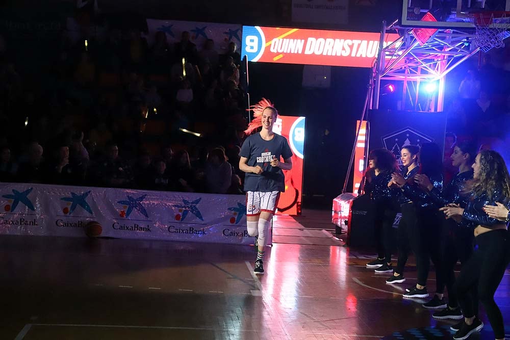 Smith machaca el aro recogiendo el balón sobre una niña subida a los hombros de un jugador