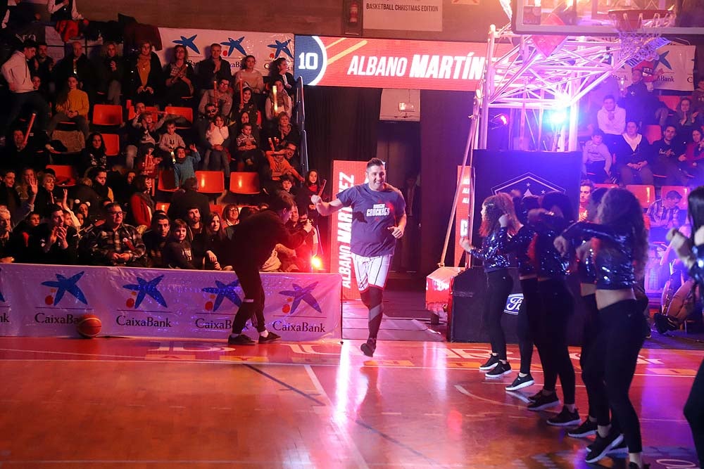 Smith machaca el aro recogiendo el balón sobre una niña subida a los hombros de un jugador