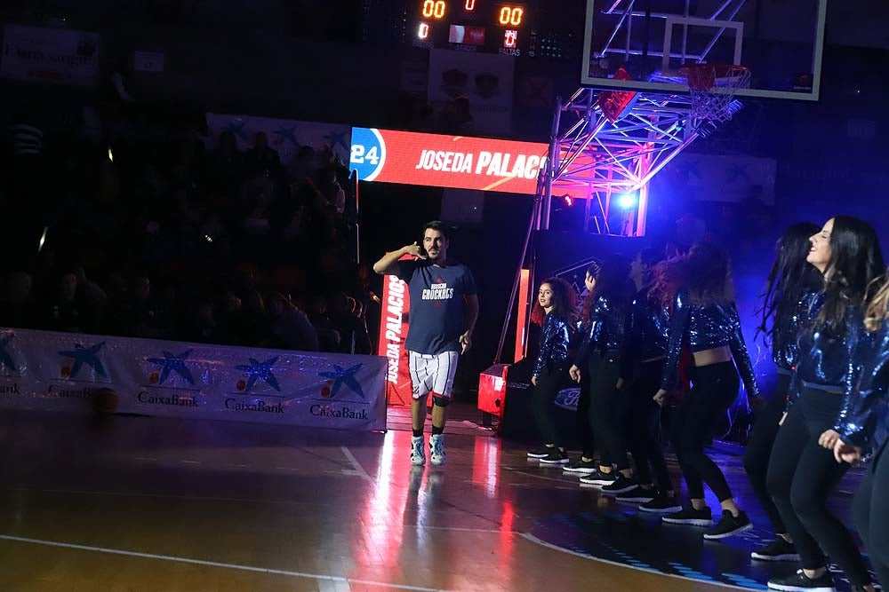 Smith machaca el aro recogiendo el balón sobre una niña subida a los hombros de un jugador