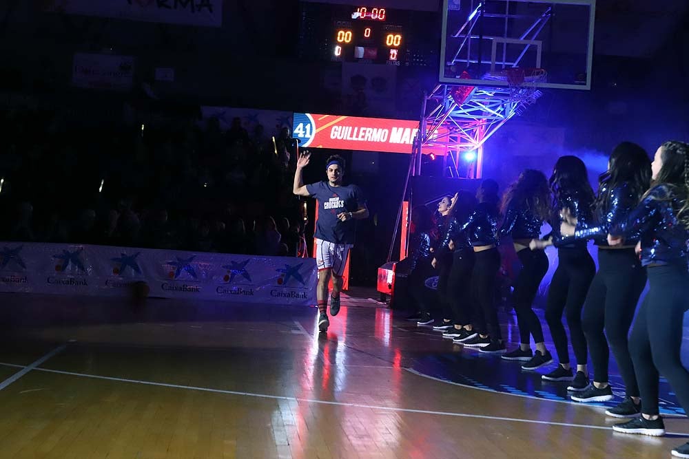 Smith machaca el aro recogiendo el balón sobre una niña subida a los hombros de un jugador