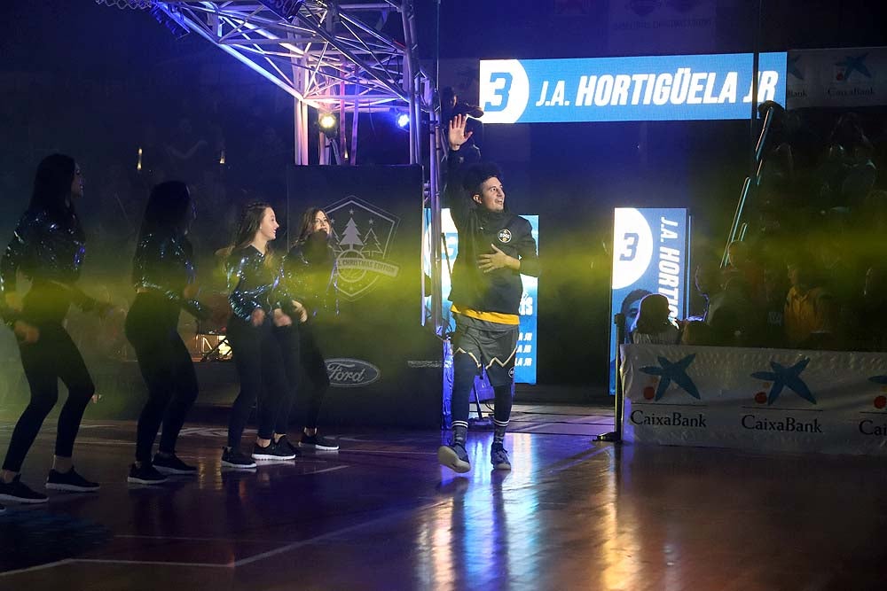 Smith machaca el aro recogiendo el balón sobre una niña subida a los hombros de un jugador