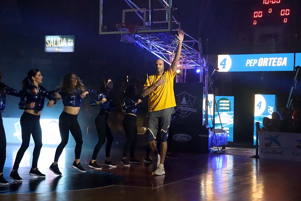 Smith machaca el aro recogiendo el balón sobre una niña subida a los hombros de un jugador