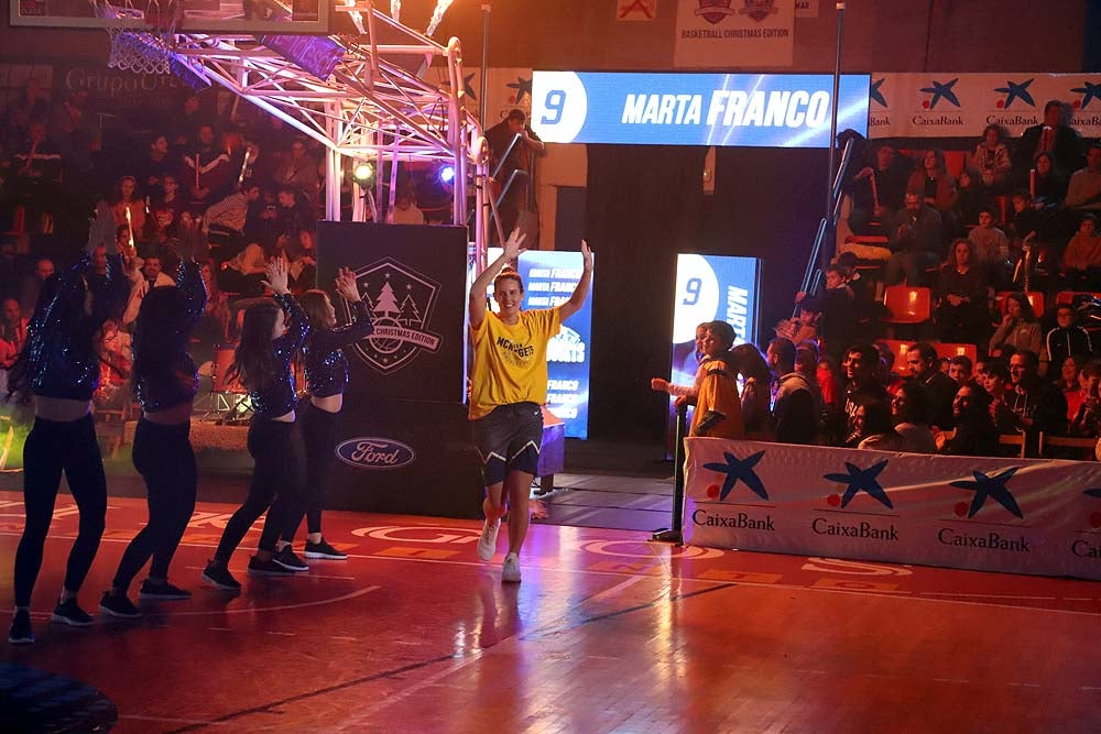 Smith machaca el aro recogiendo el balón sobre una niña subida a los hombros de un jugador