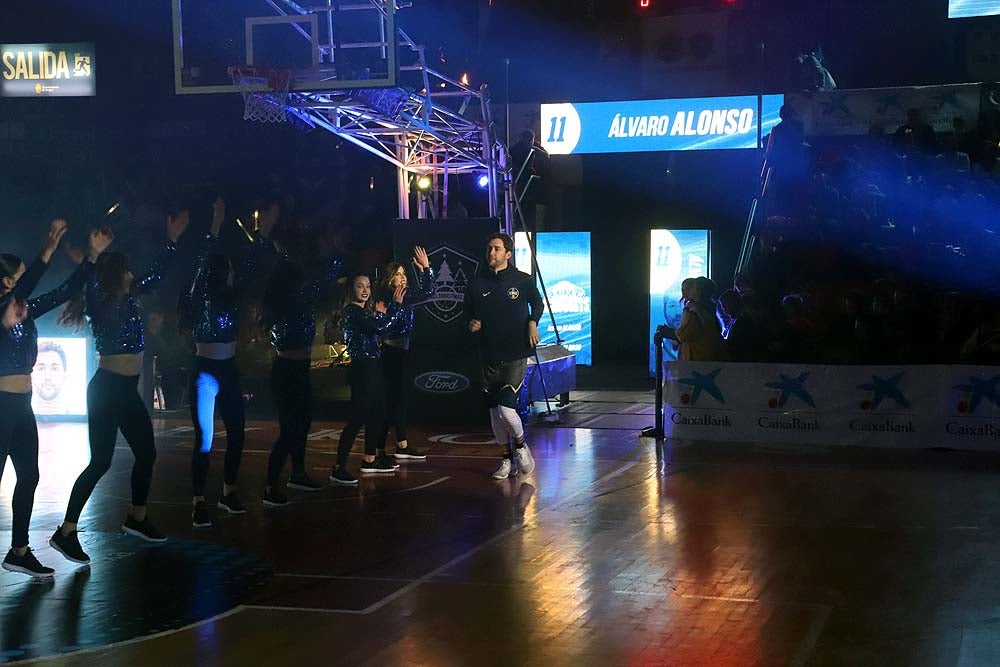 Smith machaca el aro recogiendo el balón sobre una niña subida a los hombros de un jugador