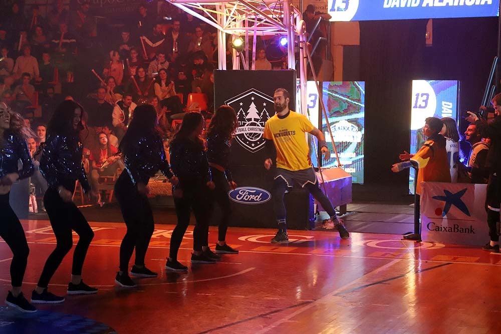 Smith machaca el aro recogiendo el balón sobre una niña subida a los hombros de un jugador