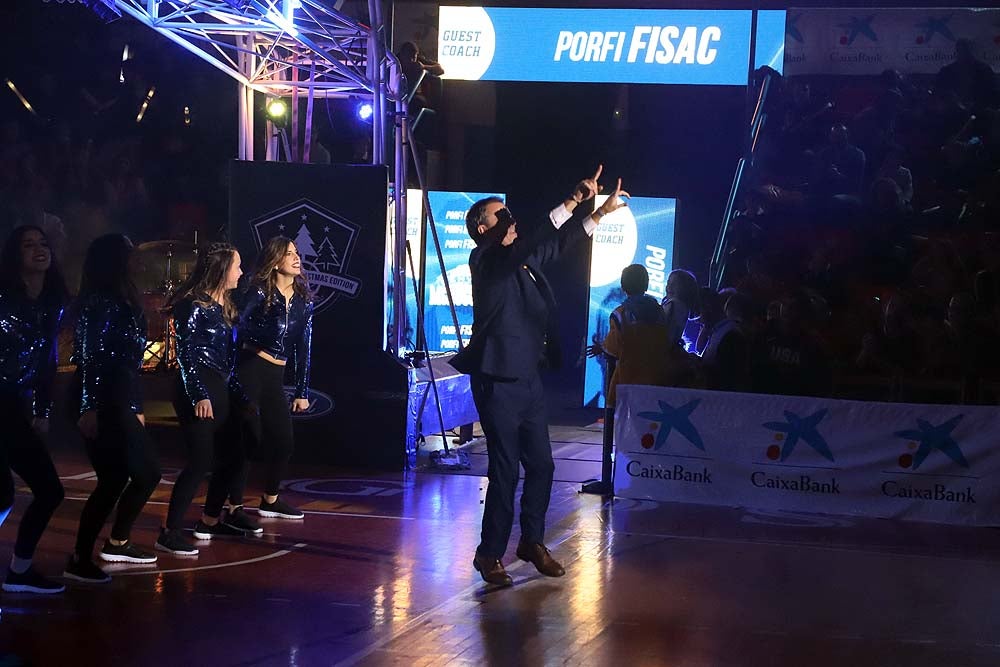 Smith machaca el aro recogiendo el balón sobre una niña subida a los hombros de un jugador