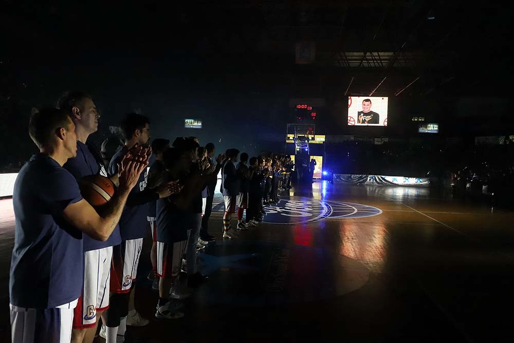 Smith machaca el aro recogiendo el balón sobre una niña subida a los hombros de un jugador