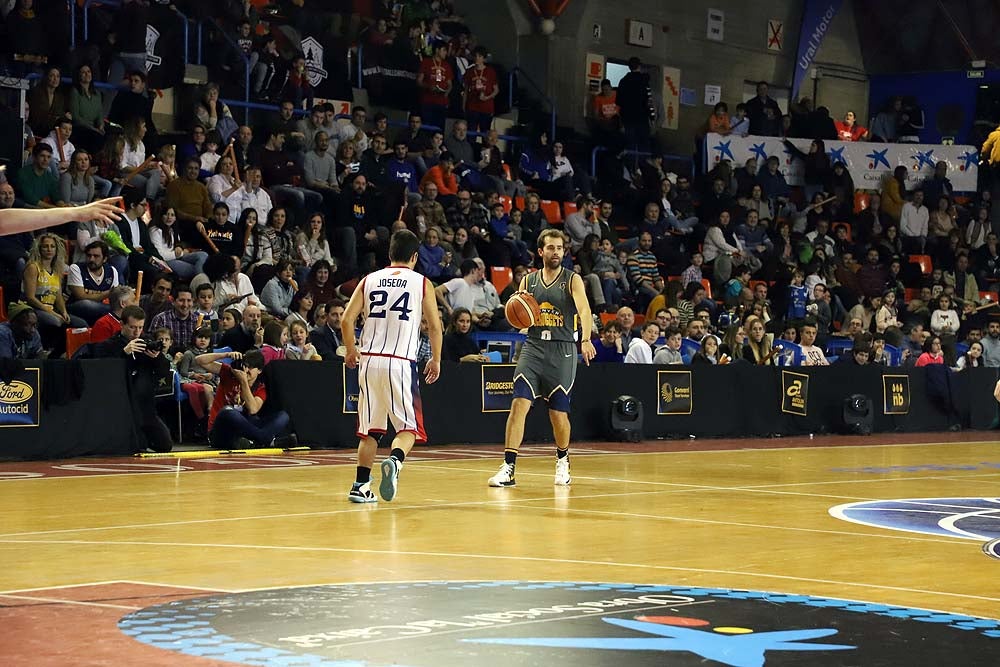 Smith machaca el aro recogiendo el balón sobre una niña subida a los hombros de un jugador