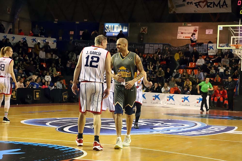 Smith machaca el aro recogiendo el balón sobre una niña subida a los hombros de un jugador