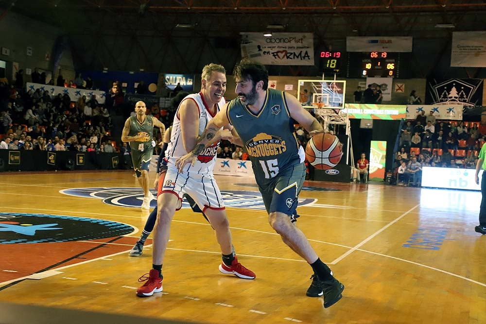 Smith machaca el aro recogiendo el balón sobre una niña subida a los hombros de un jugador