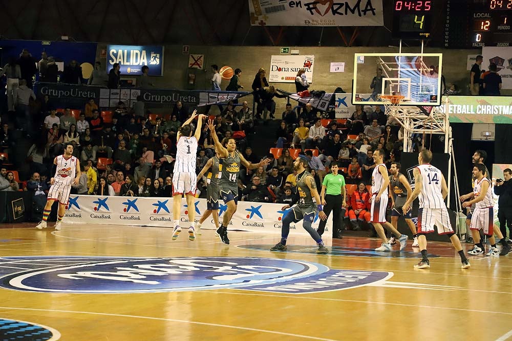 Smith machaca el aro recogiendo el balón sobre una niña subida a los hombros de un jugador