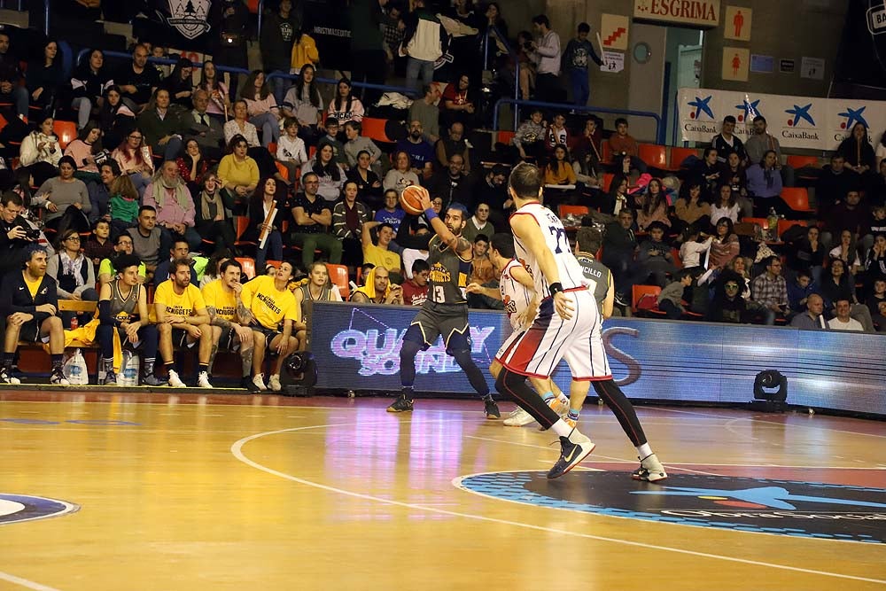 Smith machaca el aro recogiendo el balón sobre una niña subida a los hombros de un jugador