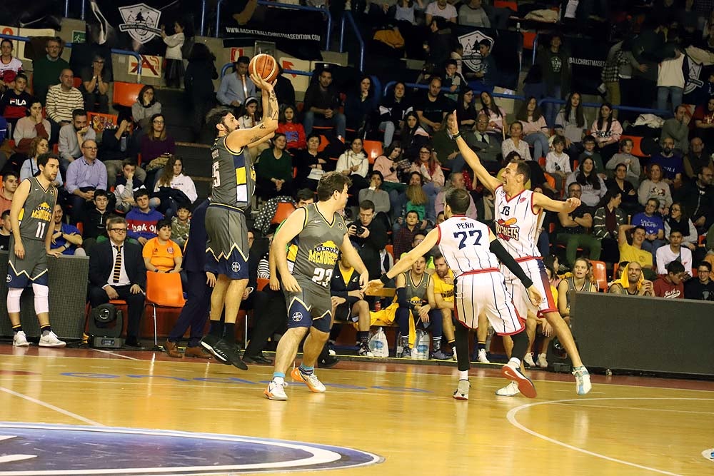 Smith machaca el aro recogiendo el balón sobre una niña subida a los hombros de un jugador