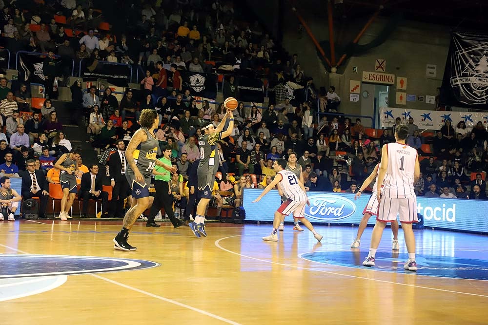 Smith machaca el aro recogiendo el balón sobre una niña subida a los hombros de un jugador