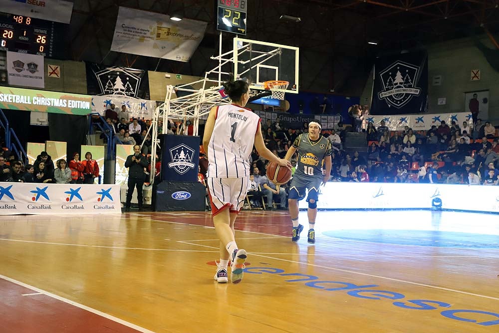 Smith machaca el aro recogiendo el balón sobre una niña subida a los hombros de un jugador