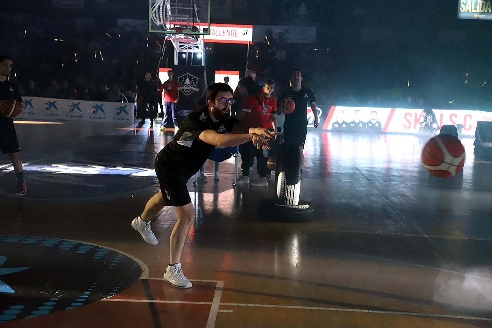 Smith machaca el aro recogiendo el balón sobre una niña subida a los hombros de un jugador