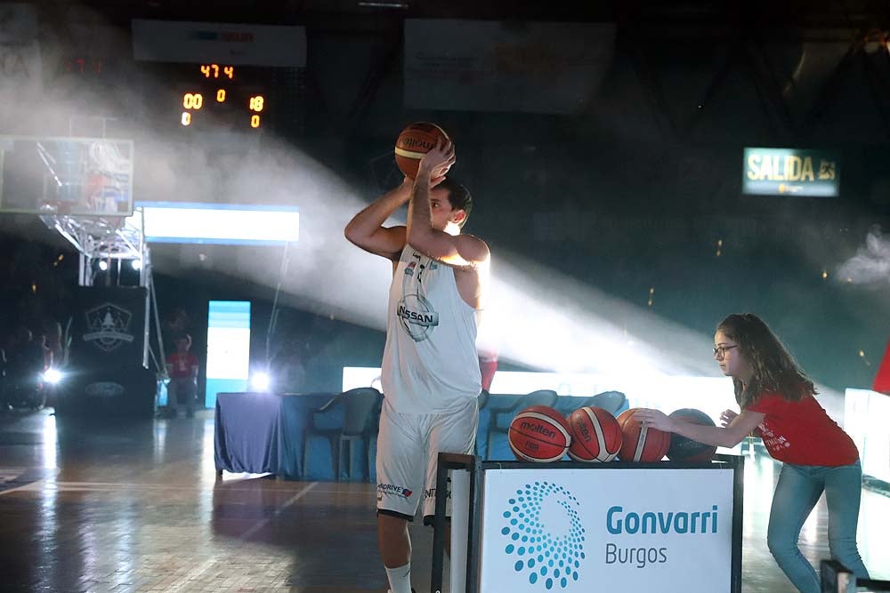 Smith machaca el aro recogiendo el balón sobre una niña subida a los hombros de un jugador