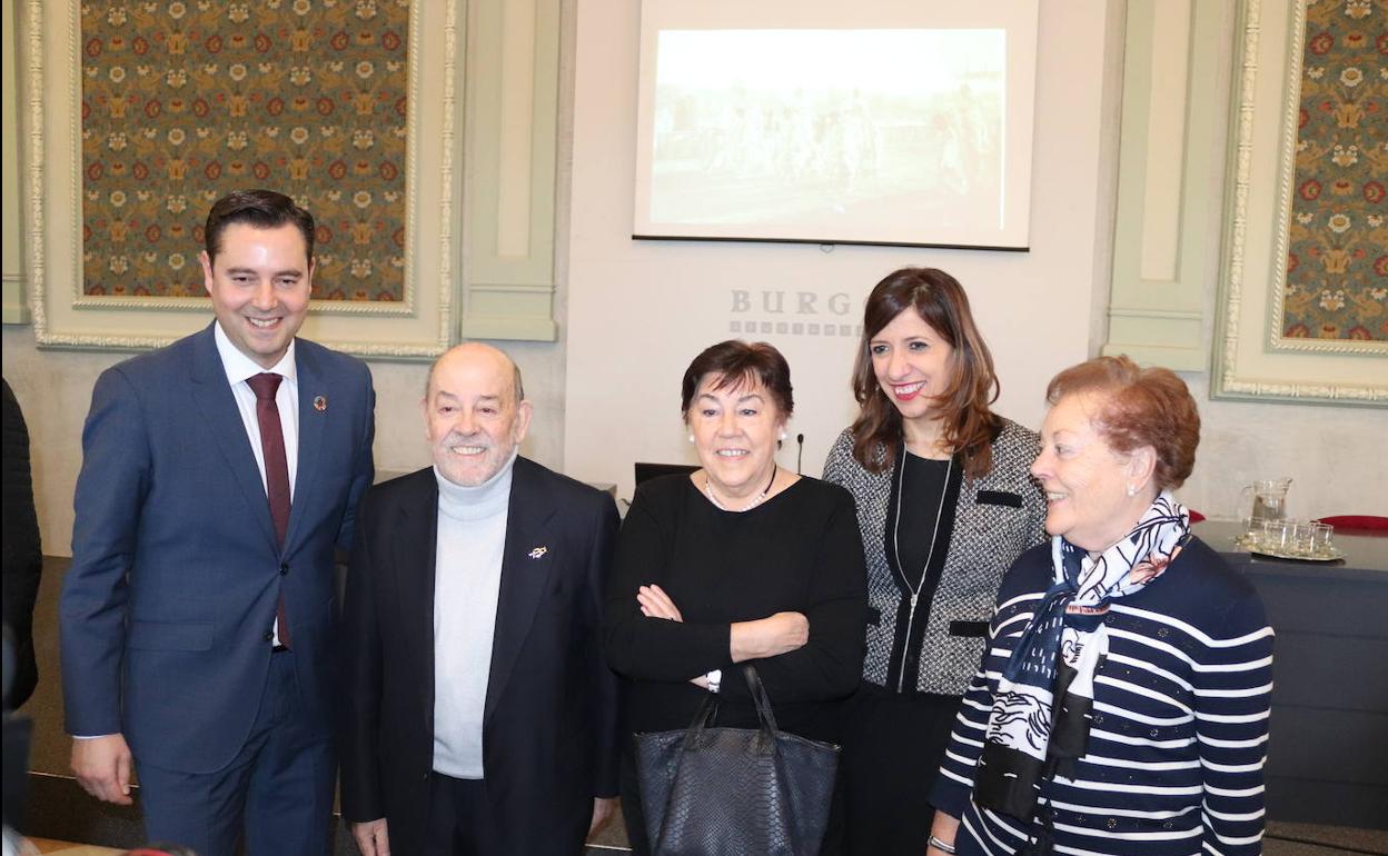 Los hijos de Fede Vélez, junto con el alcalde, Daniel de la Rosa, y la concejala y presidenta del Instituto Municipal de Cultura y Turismo, Nuria Barrio.