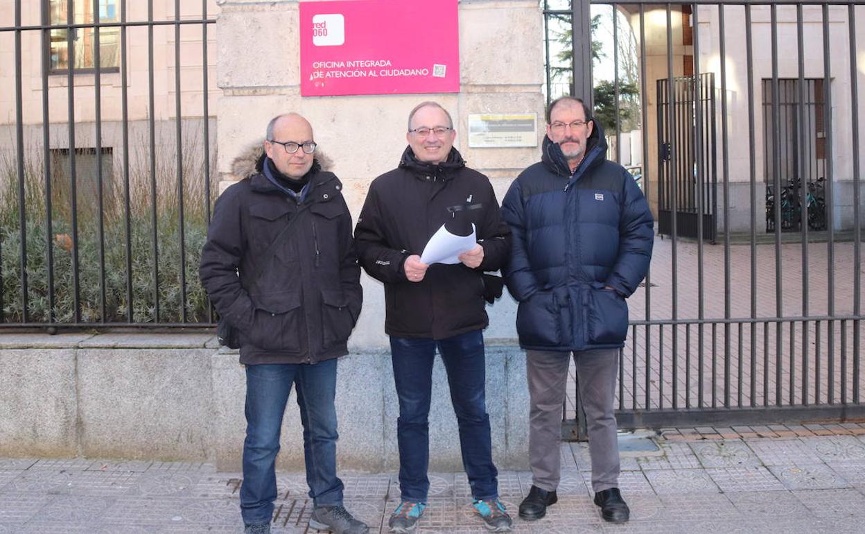 Luis Marcos, en el centro, antes de registrar el escrito dirigido a la ministra de la Presidencia.