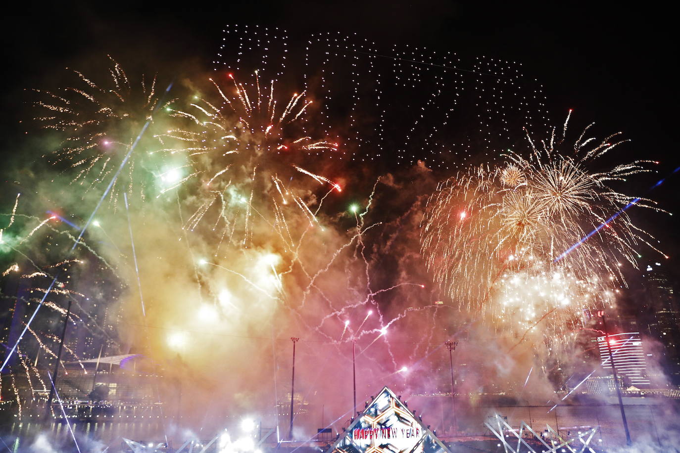 También fuegos artificiales para celebrar la llegada del nuevo año en el Marina Bay Area de Singapur.