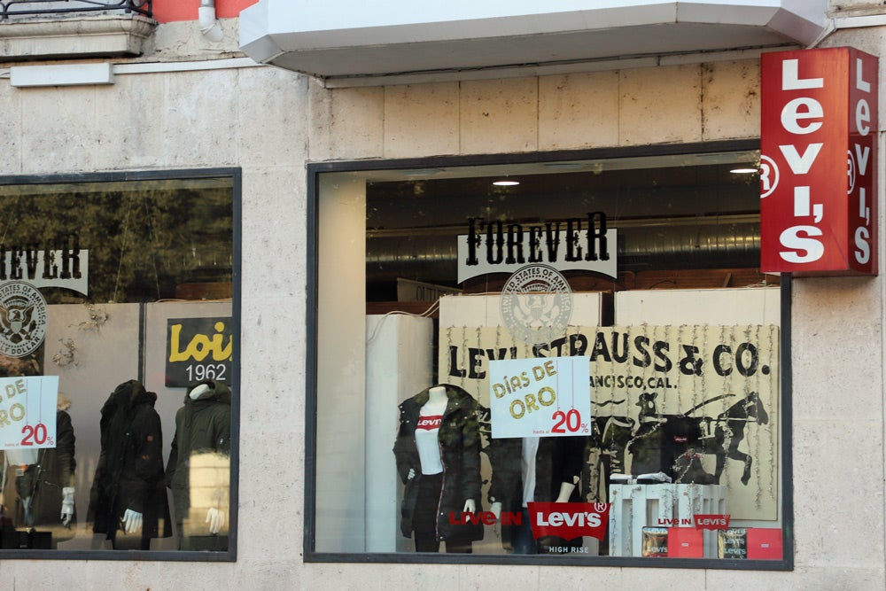 Los carteles anuncian Rebajas o descuentos