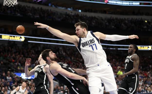 Luka Doncic supera a Joe Harris, de Brooklyn Nets, en el American Airlines Center