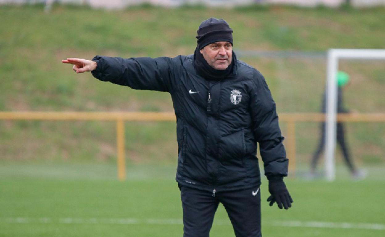 Salmerón da instrucciones en un entrenamiento. 