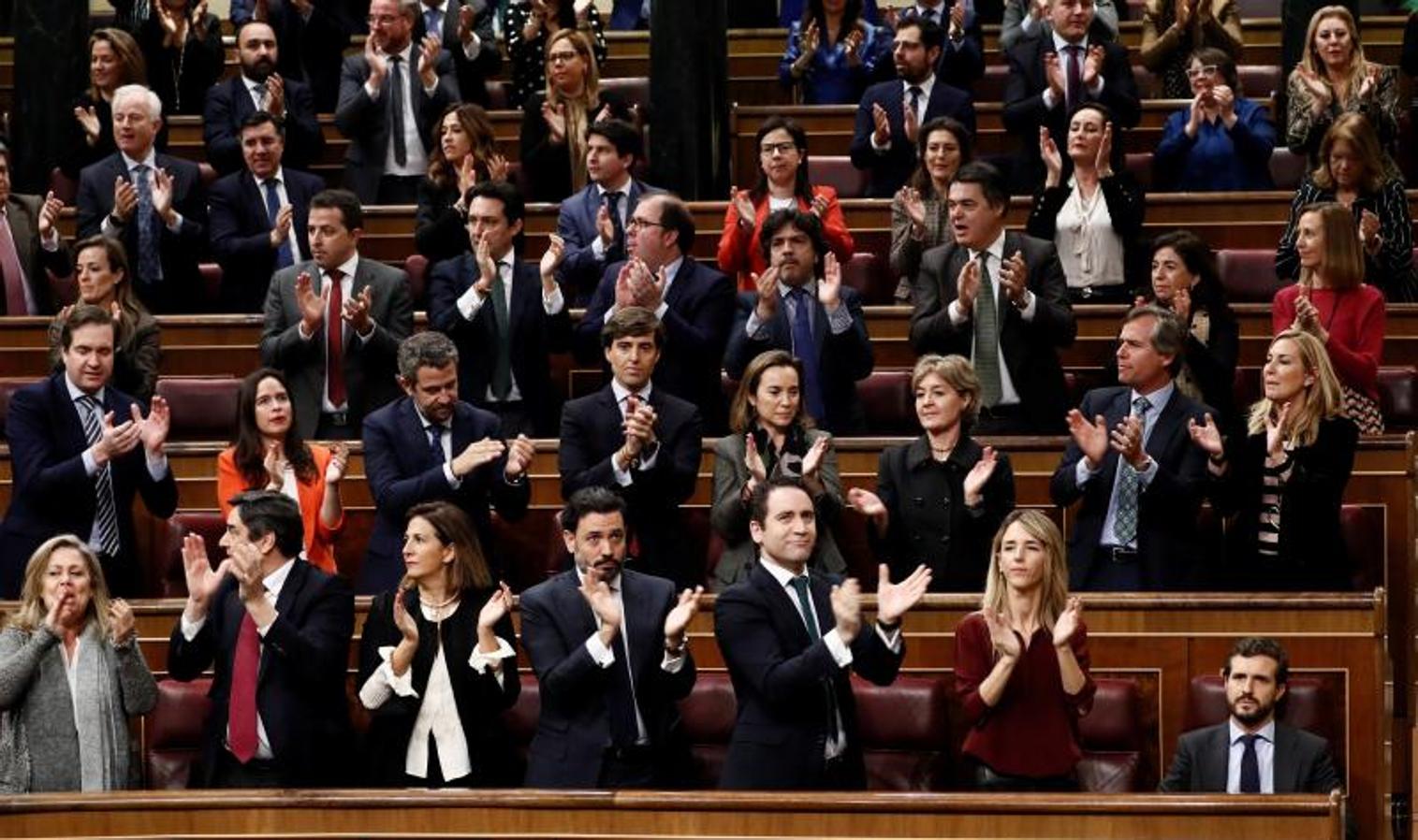 Los diputados del PP aplauden a Casado después de acusar a Sánchez de no defender al Rey