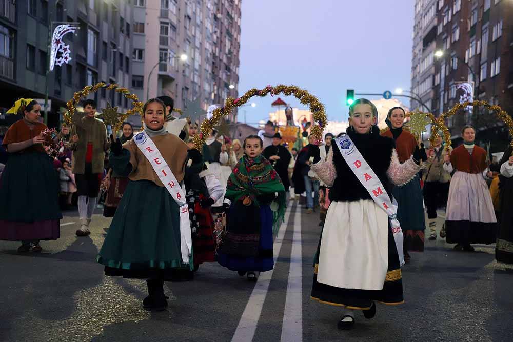 Multitudinaria Cabalgata para ver los primeros pasos de los Reyes en la capital burgalesa.